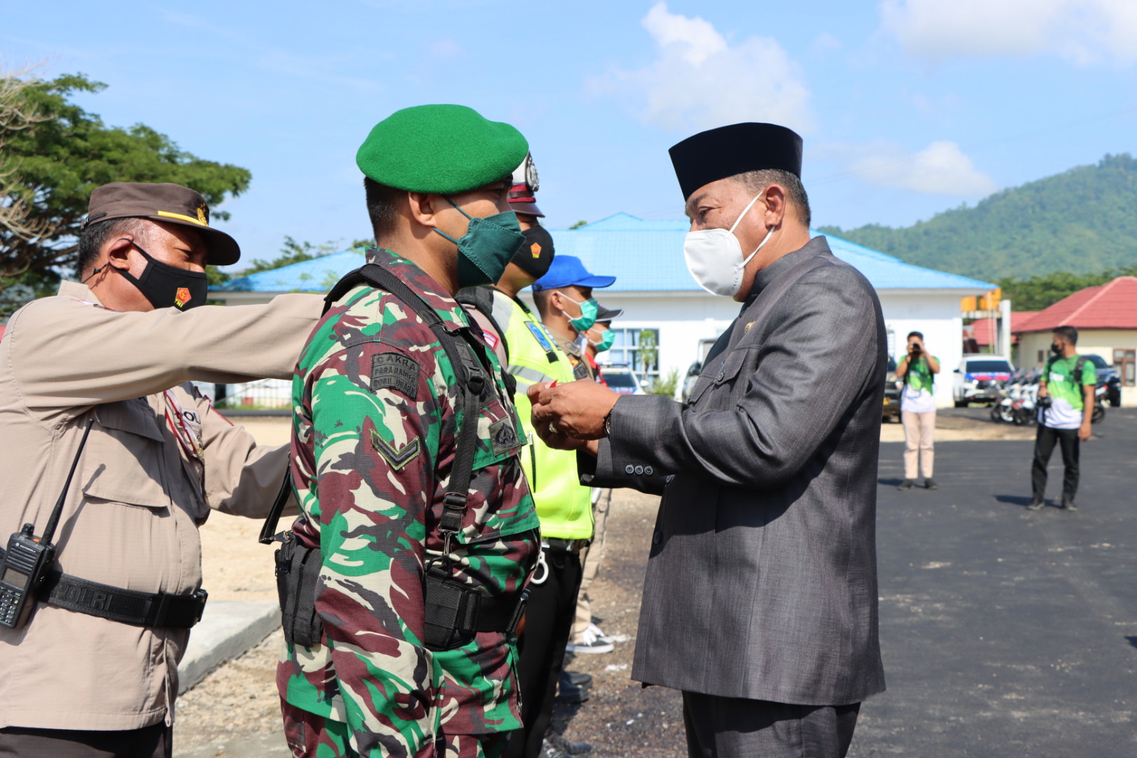 Bupati bolmut Drs.Hi.Depri Pontoh pemasangan pita