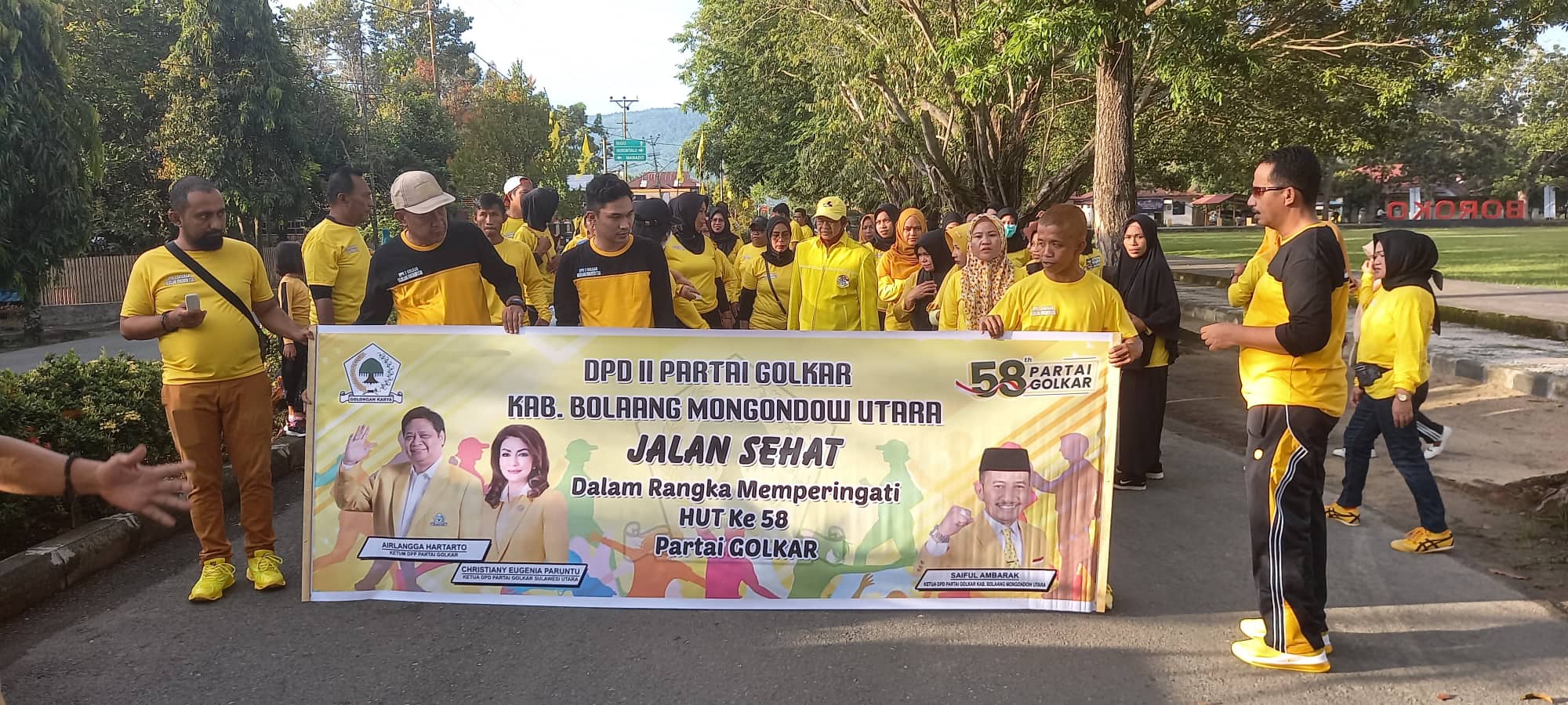 Peserta Jalan Sehat Masyarakat dan Simpataisan Partai Golkar Bolmut