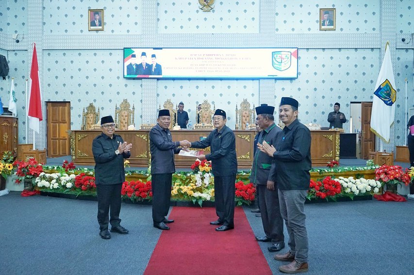 penyerahan keputusan DPRD tentang rekomendasi DPRD terhadap LKPJ Bupati tahun 2022.