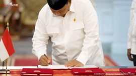 Presiden Prabowo Subianto menandatangani PP Nomor 47 Tahun 2024 mengenai penghapusan utang macet para pelaku usaha mikro, kecil, dan menengah (UMKM) di bidang pertanian, perkebunan, peternakan, perikanan, dan kelautan, serta UMKM lainnya, di Istana Merdeka
