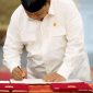 Presiden Prabowo Subianto menandatangani PP Nomor 47 Tahun 2024 mengenai penghapusan utang macet para pelaku usaha mikro, kecil, dan menengah (UMKM) di bidang pertanian, perkebunan, peternakan, perikanan, dan kelautan, serta UMKM lainnya, di Istana Merdeka