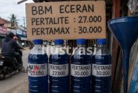 Warga membeli BBM eceran di Kabupaten Bolaang Mongondow Utara saat harga Pertalite dan Pertamax melonjak akibat kelangkaan pasokan, Senin (1/6/2026).(Foto: ilustrasi*)