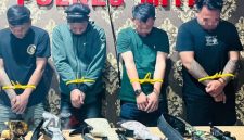 Polisi menunjukkan barang bukti senjata angin rakitan yang disita dari empat pria yang diamankan di Kecamatan Ratatotok, Minahasa Tenggara, setelah foto mereka viral di media sosial Facebook.(Foto: dok*)