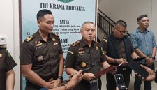 Kepala Kejari Kotamobagu, Tasjrifin Muljana Abdul H., memberikan keterangan pers terkait penahanan tersangka kasus dugaan korupsi dana KPU Boltim di Kantor Kejari Kotamobagu.(Foto: dok*)
