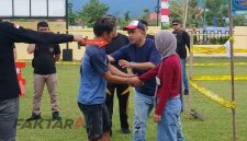Polres Bolmut menggelar rekonstruksi kasus kematian Candri Wartabone di halaman Mapolres. Dalam reka ulang yang memperagakan 20 adegan tersebut, tersangka WP alias Ayu menolak memerankan adegan.(Foto: dan/ist*)
