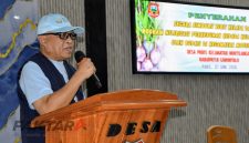 Bupati Gorontalo, Sofyan Puhi, memberikan sambutan saat penyaluran bibit kelapa kepada kelompok tani di Kecamatan Mootilango.(Foto: dok*)