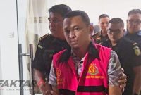 Tersangka baru kasus dugaan korupsi dana rutin KPU Boltim 2021 digiring penyidik Kejari Kotamobagu menuju Rutan Kelas IIB Kotamobagu, Senin (8/6/2026).(Foto: Eges*)