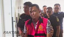 Tersangka baru kasus dugaan korupsi dana rutin KPU Boltim 2021 digiring penyidik Kejari Kotamobagu menuju Rutan Kelas IIB Kotamobagu, Senin (8/6/2026).(Foto: Eges*)