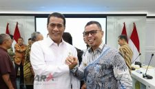 Bupati Bolmut Sirajudin Lasena bersama Menteri Pertanian Andi Amran Sulaiman usai penyerahan bantuan traktor, alat panen, dan benih untuk petani Bolmut di Jakarta, Selasa (9/6/2026).(Foto: dok*)