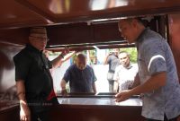 Bupati Gorontalo Sofyan Puhi menyerahkan bantuan gerobak usaha kepada pelaku UMKM di Kawasan Kuliner Limboto.(Foto: dok*)