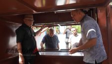 Bupati Gorontalo Sofyan Puhi menyerahkan bantuan gerobak usaha kepada pelaku UMKM di Kawasan Kuliner Limboto.(Foto: dok*)
