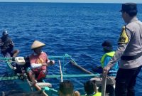 Petugas Polsek Pinogaluman dan PAAP Perintis Bolmut melakukan patroli laut di kawasan konservasi untuk mencegah praktik bom ikan di wilayah pesisir.(Foto: dok*)