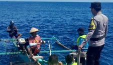 Petugas Polsek Pinogaluman dan PAAP Perintis Bolmut melakukan patroli laut di kawasan konservasi untuk mencegah praktik bom ikan di wilayah pesisir.(Foto: dok*)