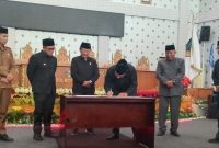 Rapat paripurna DPRD Bolmut menyetujui pemberhentian Frangky Chendra dari jabatan Ketua DPRD.(Foto: wawan*)
