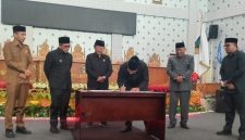Rapat paripurna DPRD Bolmut menyetujui pemberhentian Frangky Chendra dari jabatan Ketua DPRD.(Foto: wawan*)