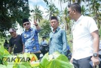 Bupati Bolmut Sirajudin Lasena meninjau kondisi saluran irigasi di Desa Ollot, Kecamatan Bolangitang Barat.(Foto: dok*)