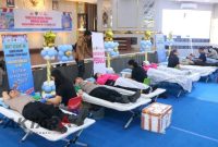 Personel Polda Sulut bersama Bhayangkari mengikuti donor darah dalam rangka Hari Bhayangkara ke-80 di Aula Catur Prasetya, Manado.(Foto: dok*)