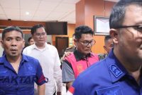 Tim Penyidik Kejati Sulut menahan mantan Kadis ESDM Sulut usai ditetapkan sebagai tersangka kasus dugaan korupsi pengelolaan tambang PT HWR.(Foto: dok*)
