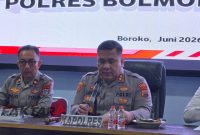 Kapolres AKBP Juleigtin Siahaan Bolmut menjelaskan kronologi insiden yang menewaskan Briptu Excel Mamuli saat pengamanan keributan warga bersenjata tajam.(Foto: Bob/*)