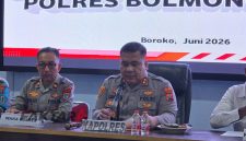 Kapolres AKBP Juleigtin Siahaan Bolmut menjelaskan kronologi insiden yang menewaskan Briptu Excel Mamuli saat pengamanan keributan warga bersenjata tajam.(Foto: Bob/*)