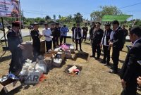 Polres Bolmut memusnahkan ratusan liter cap tikus dan ratusan butir obat keras hasil operasi kepolisian saat peringatan Hari Bhayangkara ke-80.(Foto: bob*)