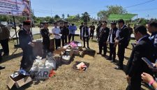 Polres Bolmut memusnahkan ratusan liter cap tikus dan ratusan butir obat keras hasil operasi kepolisian saat peringatan Hari Bhayangkara ke-80.(Foto: bob*)
