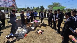 Polres Bolmut memusnahkan ratusan liter cap tikus dan ratusan butir obat keras hasil operasi kepolisian saat peringatan Hari Bhayangkara ke-80.(Foto: bob*)