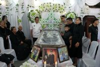 Kapolda Sulut Irjen Pol Roycke Langie saat mengunjungi rumah duka Briptu Excel Mamuli di Desa Kakas, Minahasa.(Foto: dok*)