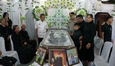 Kapolda Sulut Irjen Pol Roycke Langie saat mengunjungi rumah duka Briptu Excel Mamuli di Desa Kakas, Minahasa.(Foto: dok*)