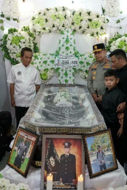 Kapolda Sulut Sambangi Rumah Duka Briptu Excel Mamuli di Minahasa