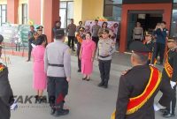 Tradisi Welcome and Farewell Parade pergantian Kapolres yang digelar di Markas Polres Bolmut.(Foto: dolvin/FaktaraID*)