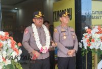 AKBP Abdul Kholik dan AKBP Irwanto mengikuti prosesi Welcome and Farewell Parade dalam serah terima jabatan Kapolres Kotamobagu. Keduanya merupakan lulusan Akpol 2005.(Foto: eges/faktaraID*)