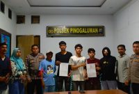 Polsek Pinogaluman memfasilitasi mediasi antara dua kelompok pemuda yang berselisih di Desa Buko Utara hingga tercapai kesepakatan damai.(Foto: bobze/*)