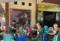 Personel Pomdam XIII/Merdeka dan Polsek Pinogaluman saat melakukan pertemuan untuk memperkuat koordinasi dan sinergi pengamanan di wilayah Kecamatan Pinogaluman.(Foto: dok*)