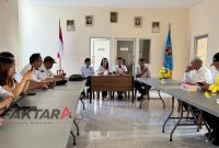 Ketua PWI Sulut Sintya N.C. Bojoh memimpin rapat pleno diperluas yang memutuskan reposisi jabatan Wakil Ketua OKK di Manado.(Foto: dok/faktaraID*)