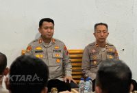 Kapolres Bolmut AKBP Andhika Fitransyah memberikan arahan kepada personel saat kunjungan kerja di Polsek Pinogaluman.(Foto: bobze/*)