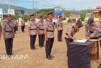 Kapolres Bolmut AKBP Andhika Fitransyah memimpin upacara serah terima jabatan enam pejabat strategis di Lapangan Apel Polres Bolmut.(Foto: wan/faktaraID*)