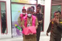 Penyidik Kejari Bolmut menggiring Kepala Desa Huntuk dan seorang operator desa ke tahanan usai ditetapkan sebagai tersangka dugaan korupsi Dana Desa dan ADD.(Foto: wan/faktaraID*)