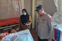 Petugas kepolisian bersama warga mengevakuasi perempuan yang diduga mencoba bunuh diri setelah melompat dari Jembatan Bintauna.(Foto: bobze/*)