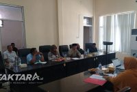Ketua DPRD Bolmut Dewi Zandra Astuti Mondo memberikan arahan saat rapat kerja Komisi III bersama OPD mitra kerja membahas evaluasi program pembangunan daerah.(Foto: wan/faktaraID*)