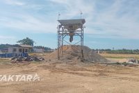 Batching plant di Desa Tomoagu, Bolmut, yang memasok beton proyek pembangunan PHTC RSUD Bolmut menjadi sorotan setelah DLH menyatakan belum menerima pengajuan dokumen lingkungan dari pengelolanya.(Foto: wan/faktaraID*)