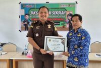 Kasi Intel Kejari Talaud Samuel Naibaho terus memberikan edukasi hukum kepada masyarakat dan pelajar di Kepulauan Talaud.(Foto: dok*)