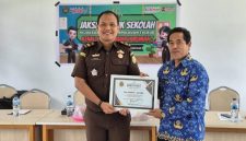 Kasi Intel Kejari Talaud Samuel Naibaho terus memberikan edukasi hukum kepada masyarakat dan pelajar di Kepulauan Talaud.(Foto: dok*)