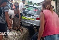 Mobil peserta drag race mengalami kecelakaan setelah melewati garis finis dan menabrak sejumlah penonton di Kotamobagu.(foto: juandri*)