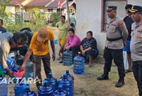 Dilanda kekeringan, Polres salurkan air bersih kepada warga Desa Komus II, Bolmut.(foto: bobze/*)