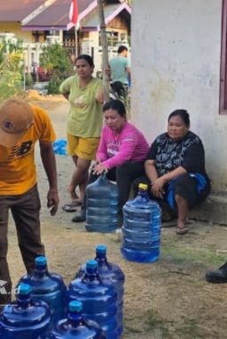 AKBP Andhika Turun Tangan Bantu Warga Bolmut Terdampak Kekeringan