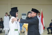 Bupati Bolmut Sirajudin Lasena mengukuhkan Paskibraka Bolmut 2026 di lantai III Kantor Bupati.(foto: poket/*)