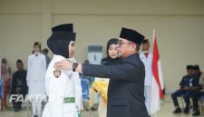 Bupati Bolmut Sirajudin Lasena mengukuhkan Paskibraka Bolmut 2026 di lantai III Kantor Bupati.(foto: poket/*)