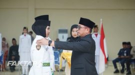 Bupati Bolmut Sirajudin Lasena mengukuhkan Paskibraka Bolmut 2026 di lantai III Kantor Bupati.(foto: poket/*)
