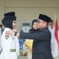 Bupati Bolmut Sirajudin Lasena mengukuhkan Paskibraka Bolmut 2026 di lantai III Kantor Bupati.(foto: poket/*)